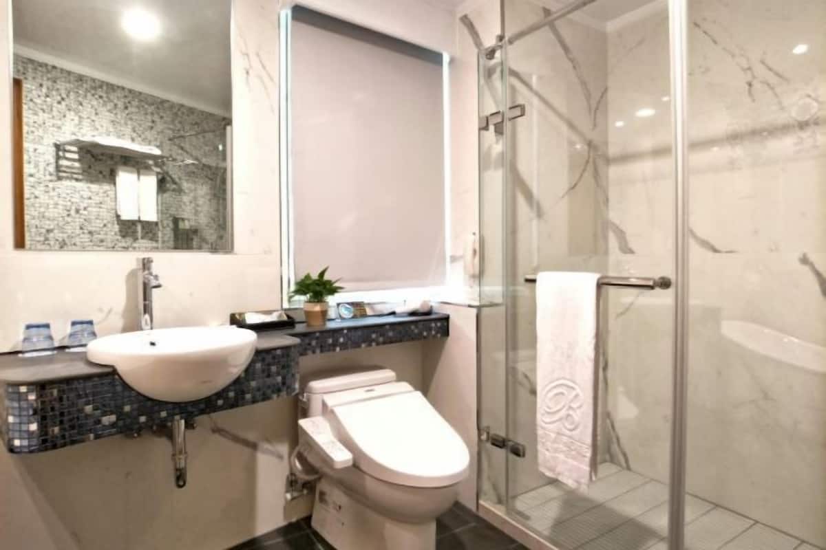 Badezimmer | Haartrockner, Hausschuhe, Handtücher, Shampoo