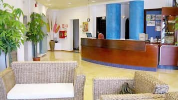 Coin salon dans le hall