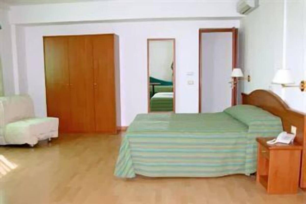 Italienische Bettbezüge von Frette, Minibar, Zimmersafe, Schreibtisch