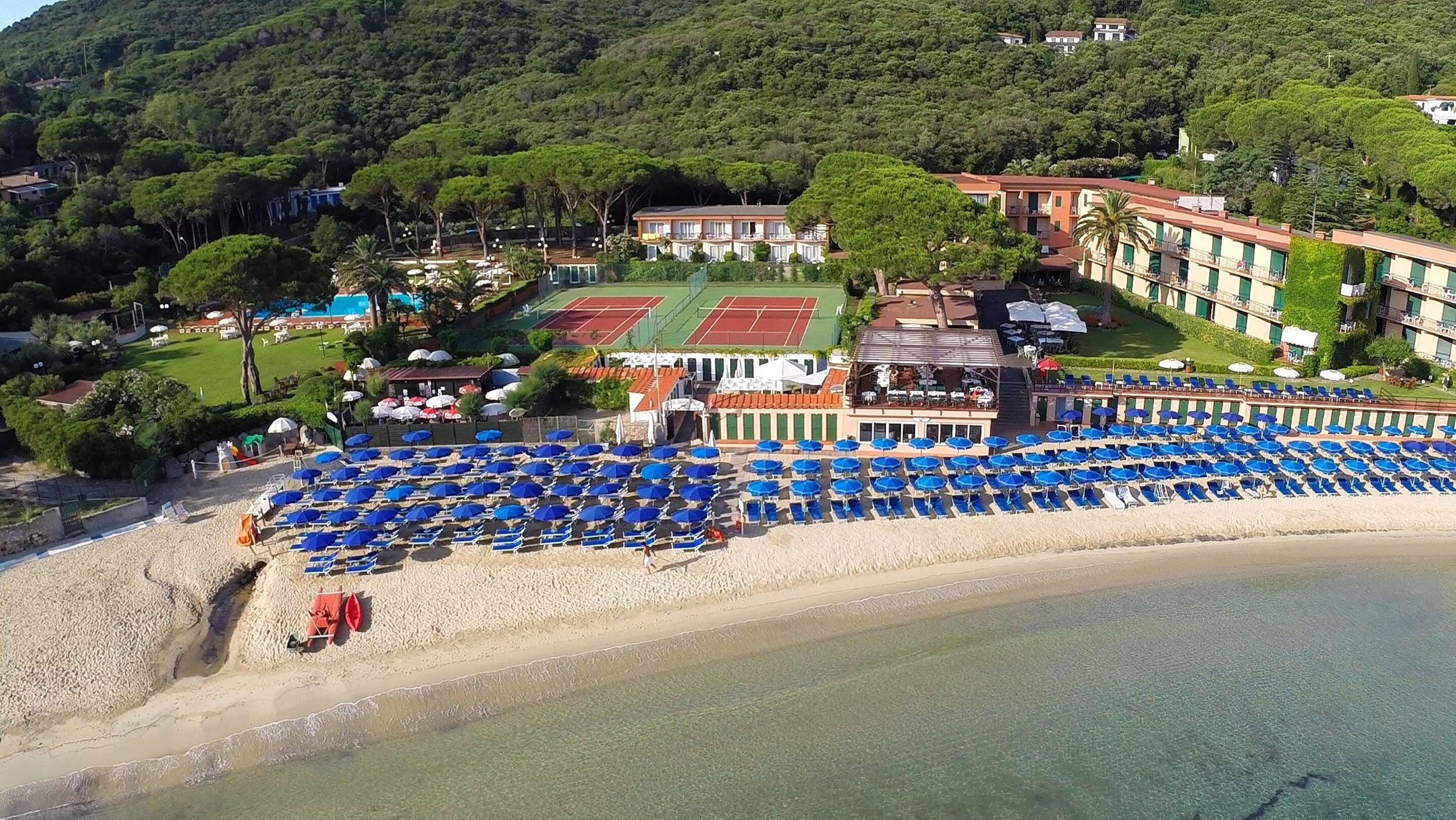 Un hôtel situé sur la côte, doté d’une plage, de courts de tennis et d’une piscine.