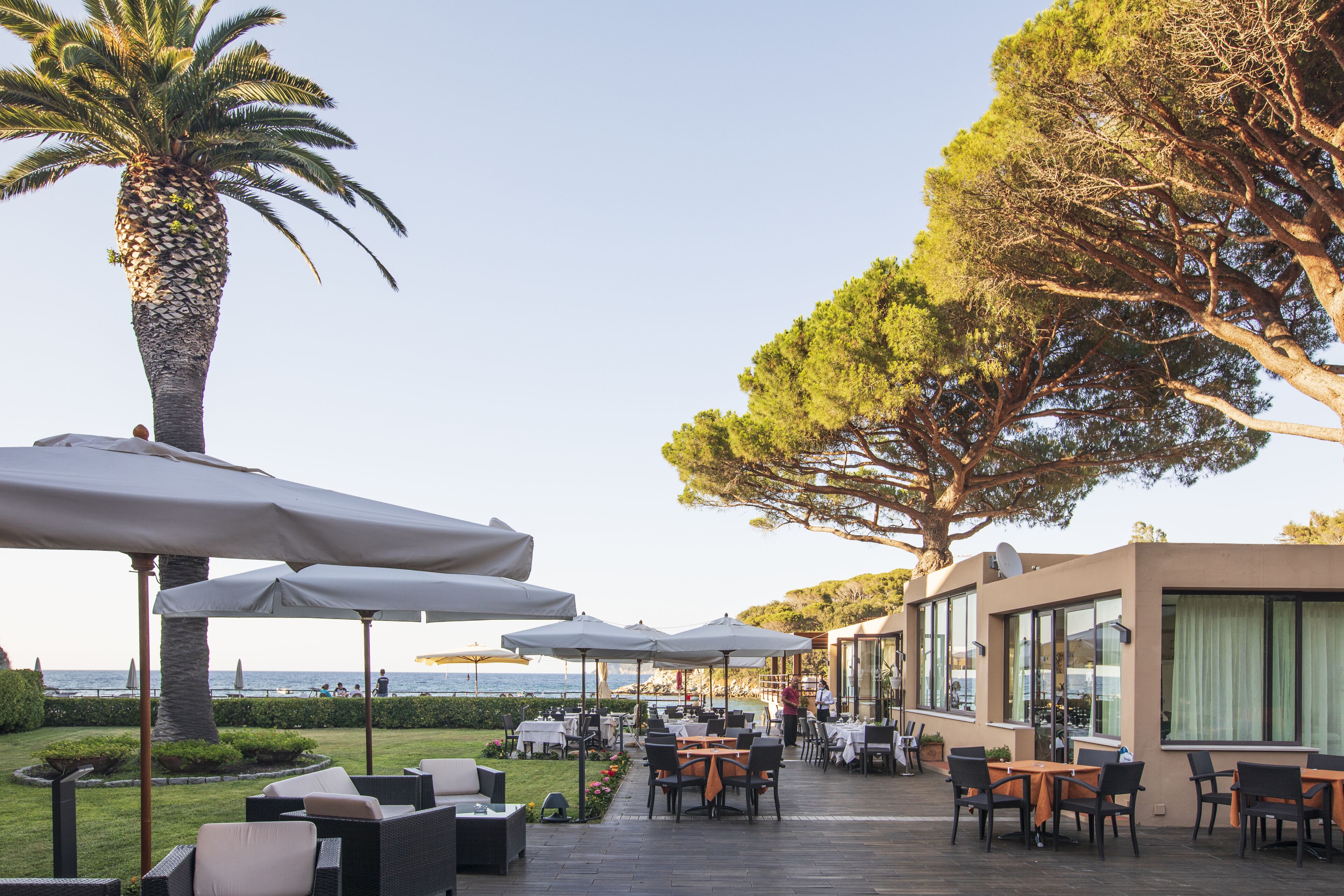 2 restaurants servant le déjeuner et le dîner