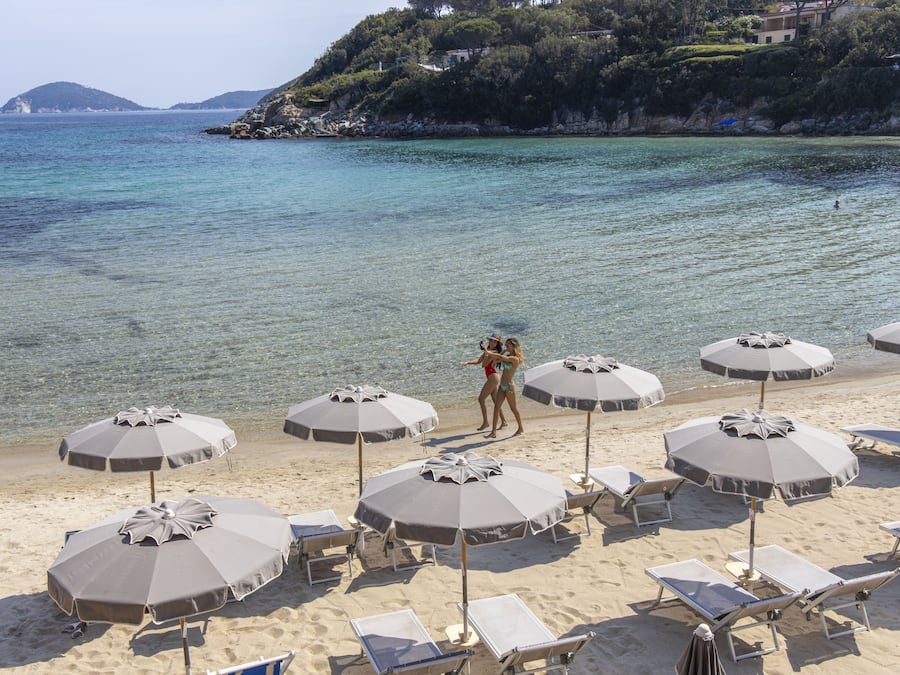 Playa privada, arena blanca, camas de playa, sillas reclinables de playa