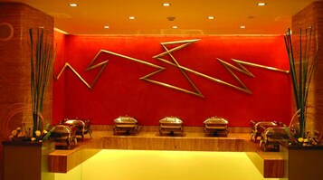 2 restaurants servant le petit déjeuner, le déjeuner et le dîner