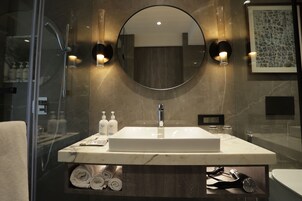 Oda (Reflection) | Banyo | Duş/küvet kombinasyonu, derin küvet, ücretsiz banyo/kozmetik ürünleri 