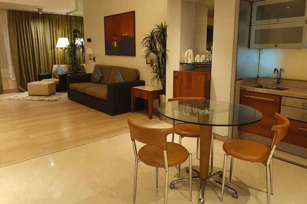 Executive Suite, 1 King Bed | Garden view