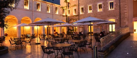 屋外ダイニングエリア