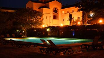 Kauden mukainen ulkouima-allas