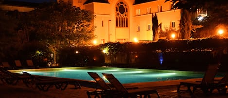 Una piscina al aire libre de temporada