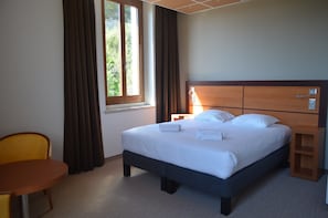 Hochwertige Bettwaren, Zimmersafe, Verdunkelungsvorhänge
