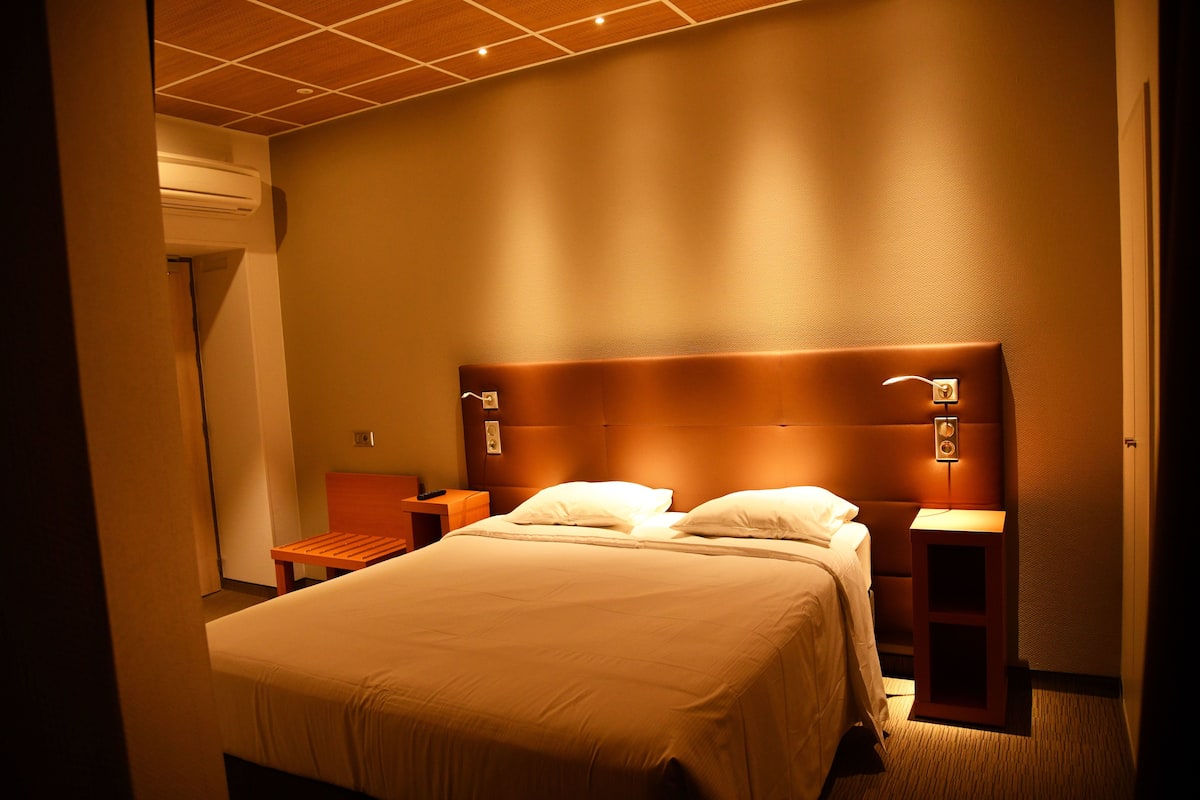 Habitación doble superior, 1 cama de matrimonio | Ropa de cama de alta calidad, caja fuerte, cortinas opacas