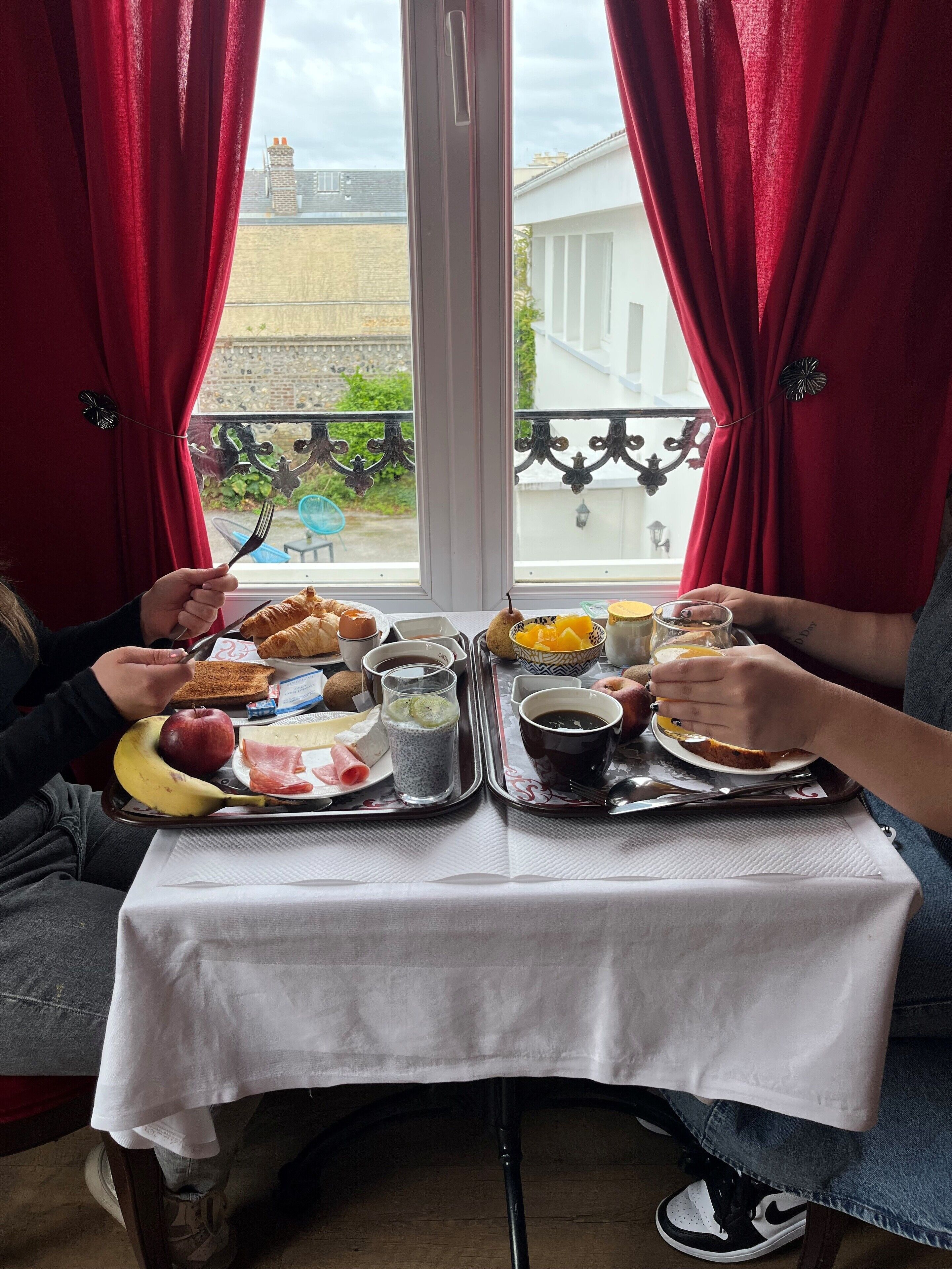 朝食 (ビュッフェ)、毎日提供 (1 名様 9.9 EUR)