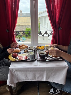 Petit déjeuner buffet (9.9 EUR par personne)