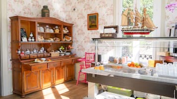 Daily buffet breakfast (EUR 9.9 per person)