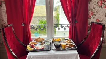 Desayuno buffet diario (EUR 9.9 por persona)