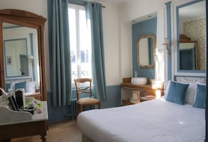 Romantisches Zimmer | Individuell dekoriert, individuell eingerichtet, Bügeleisen/Bügelbrett
