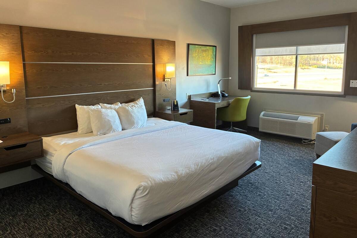 Rom, 1 kingsize-seng, tilgjengelighetstilpasset, ikke-røyk | Skrivebord, skrivebord for bærbar PC og blendingsgardiner