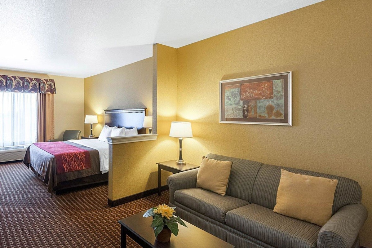 desk, laptop workspace, iron/ironing board, free wifi