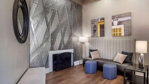 Un salon moderne avec une cheminée, un ensemble de canapés et une table basse.