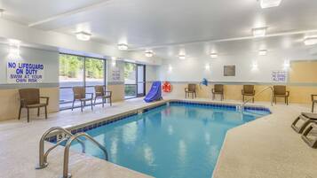 Innenpool, geöffnet von 08:00 Uhr bis 22:00 Uhr, Liegestühle