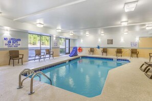 Innendørsbasseng og solsenger