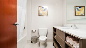 Douche à « effet pluie », articles de toilette gratuits, sèche-cheveux