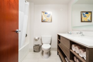 Een regendouche, gratis toiletartikelen, een haardroger, handdoeken