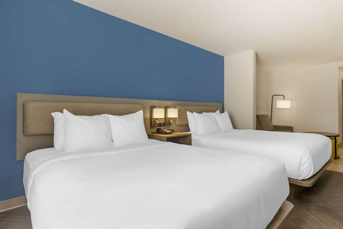Suite, 2 letti queen, non fumatori | 1 camera, una cassaforte in camera, con stile personalizzato