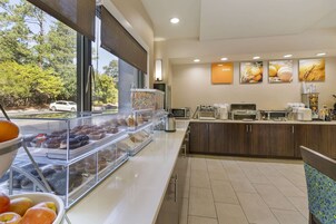 Café da manhã com buffet grátis todos os dias