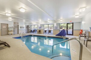 Piscina interna, funciona das 8h às 22h, espreguiçadeiras