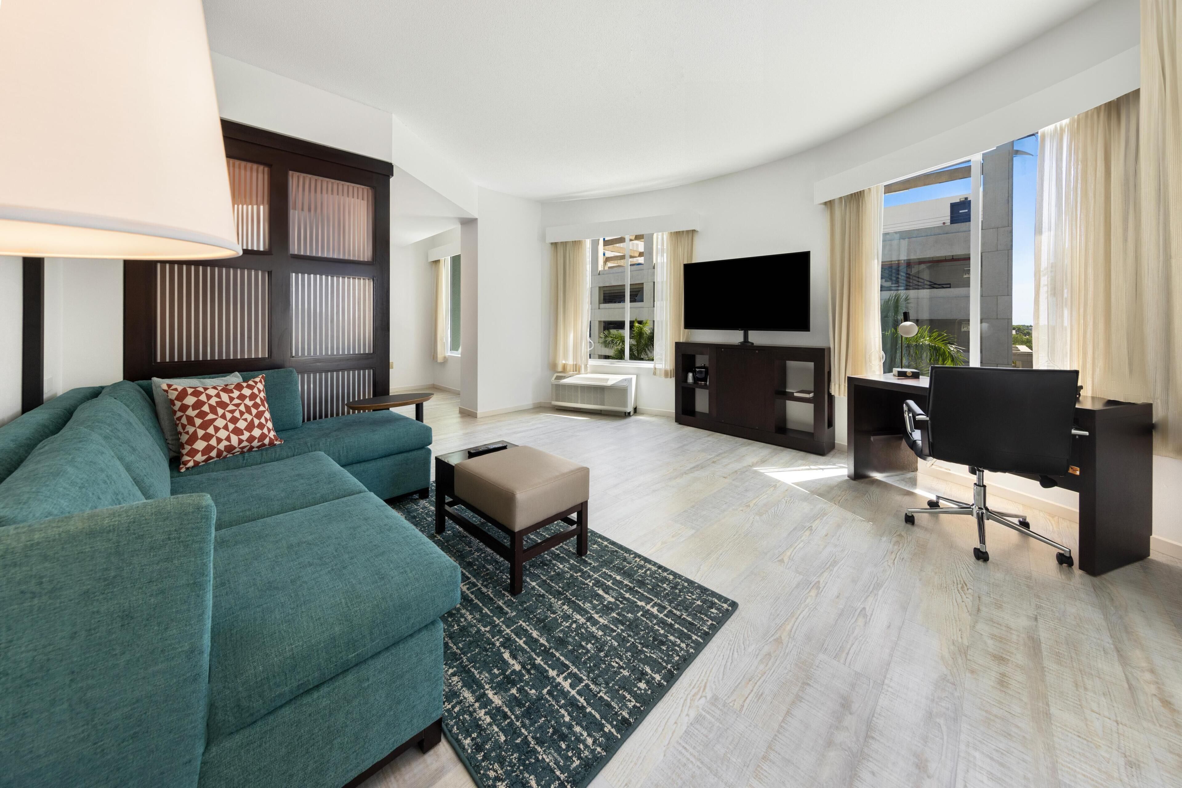 Suite, 1 kingsize bed | Luxe beddengoed, een kluis op de kamer, een bureau, een laptopwerkplek