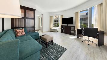 Suite, 1 kingsize bed | Luxe beddengoed, een kluis op de kamer, een bureau, een laptopwerkplek