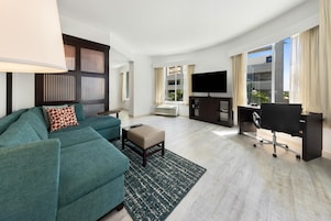 Suíte, 1 cama King | Roupas de cama premium, cofres nos quartos, escrivaninha