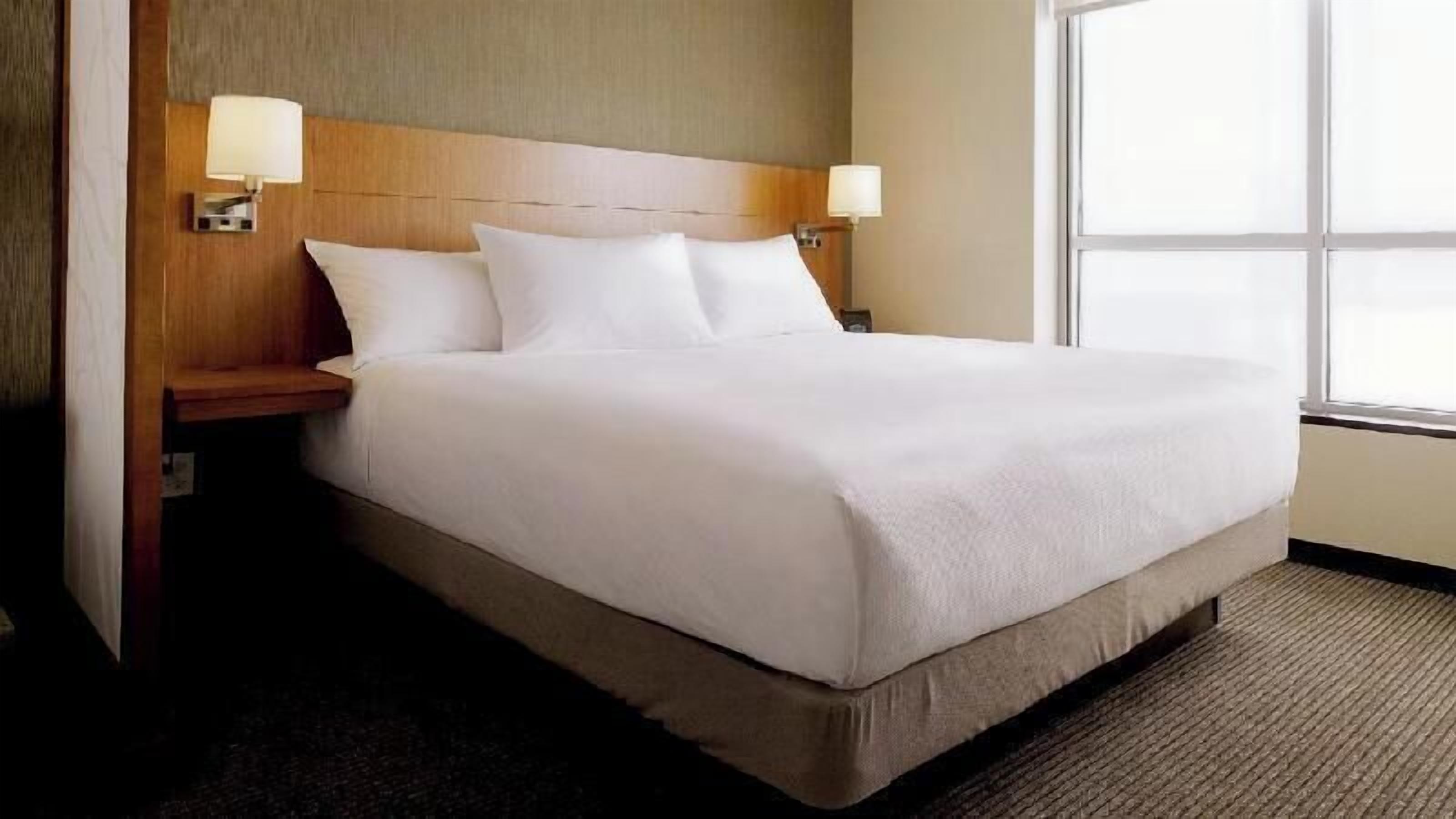 Ropa de cama de alta calidad y caja de seguridad en la habitación 