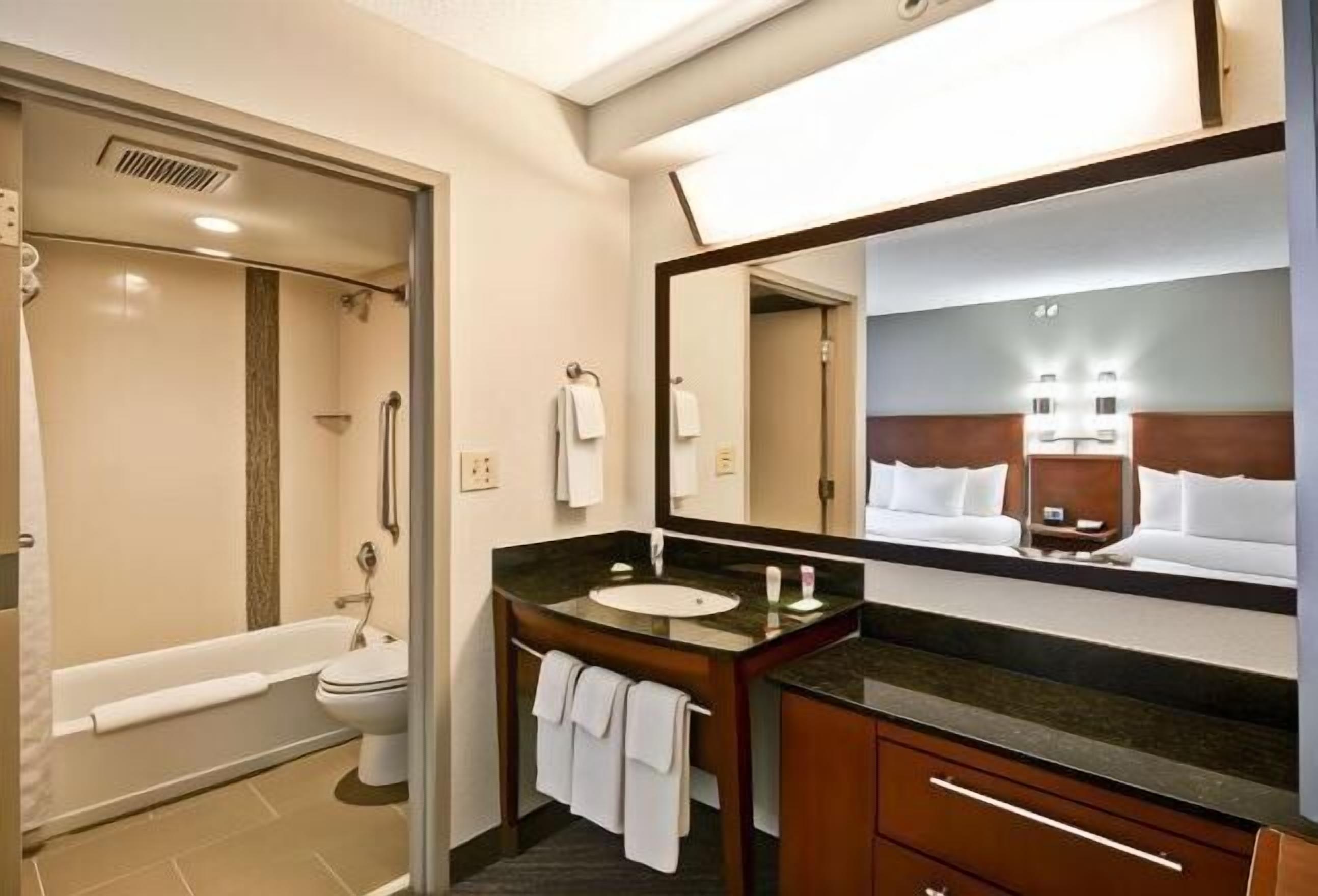 Bathroom | Combined shower/tub, designer toiletries, hair dryer, towels