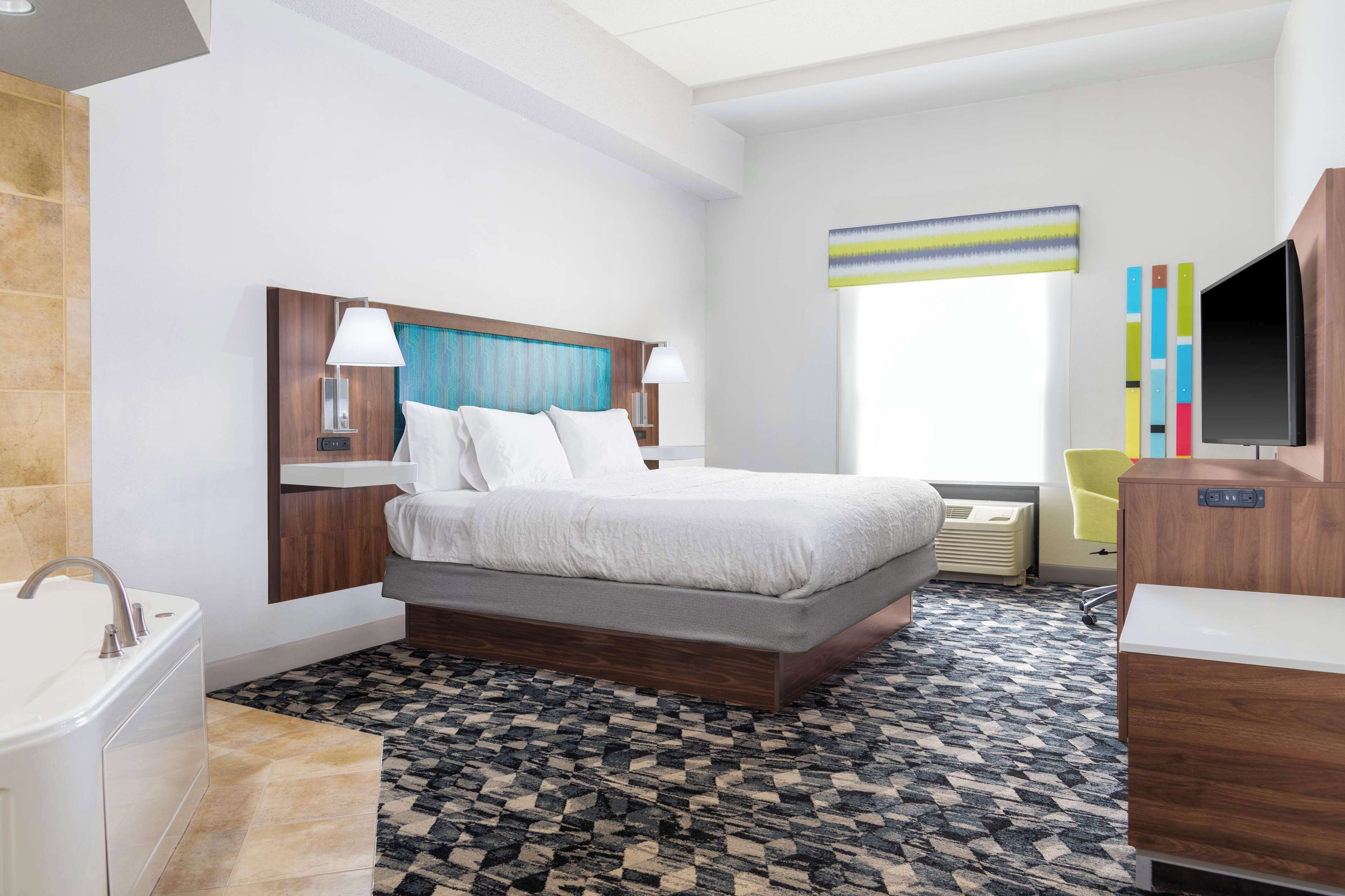 room, 1 king bed, non smoking | bathroom | hair dryer, towels