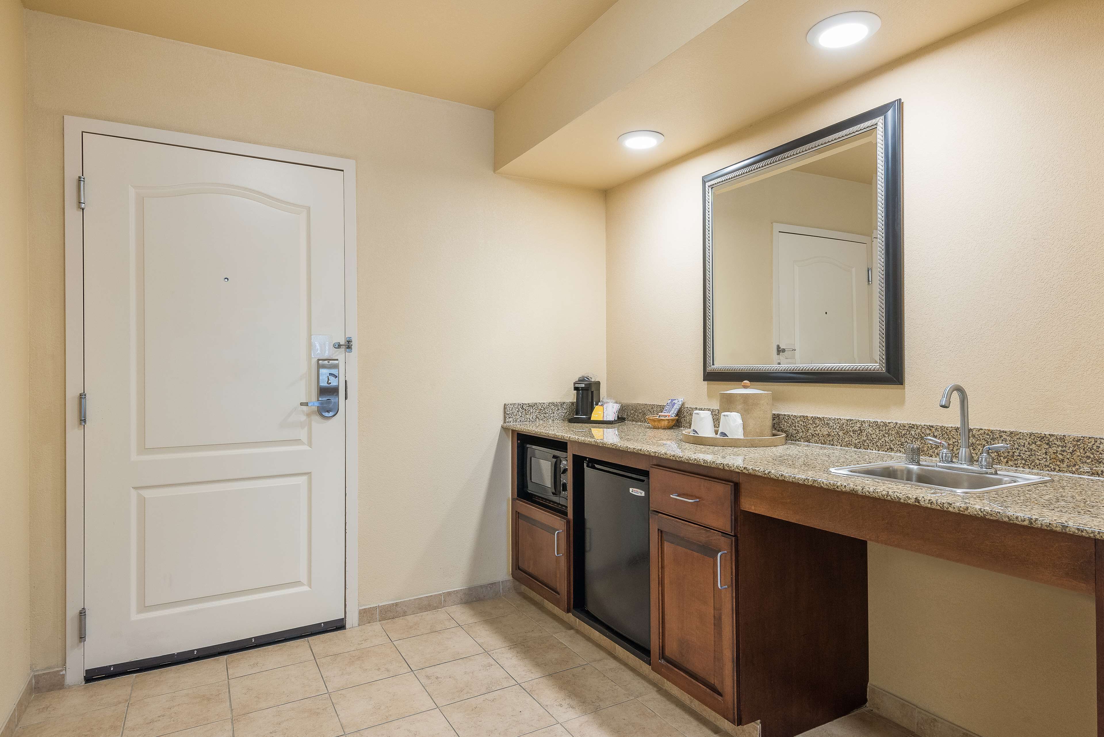 suite, 1 king bed, accessible (hearing) | private kitchen | coffee/tea maker