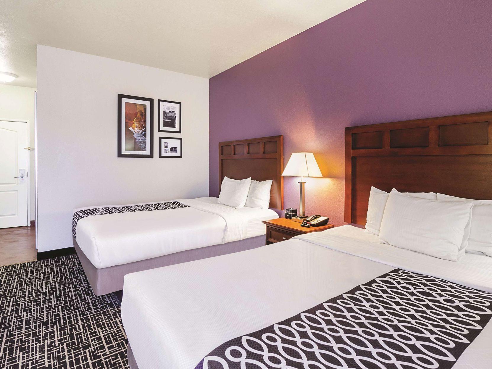 Ropa de cama de alta calidad, camas con pillow-top y escritorio 