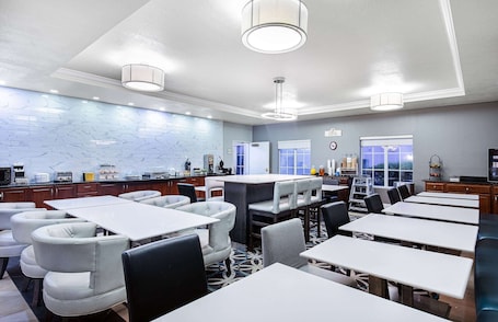 Business center. La Quinta Inn & Suites by Wyndham Bowling Green