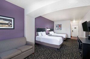 Suite – deluxe, 2 queensize-senger, ikke-røyk | Sengetøy av topp kvalitet, senger med overmadrass og skrivebord