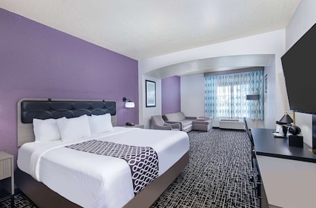 Premium bedding, pillowtop beds, desk, iron/ironing board. La Quinta Inn & Suites by Wyndham Bowling Green