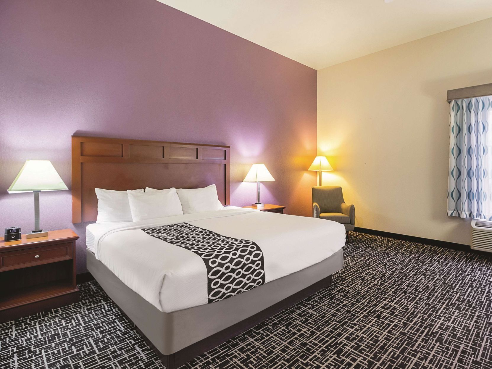 Ropa de cama de alta calidad, camas con pillow-top y escritorio 