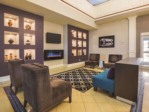 Lobby - La Quinta Inn & Suites by Wyndham Bowling Green (Bowling Green)