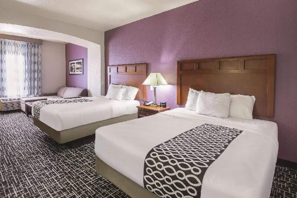 Ropa de cama de alta calidad, camas con pillow-top y escritorio