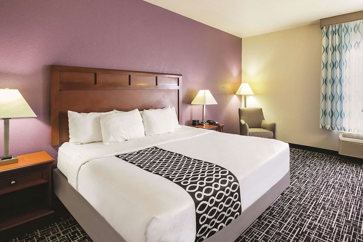 Ropa de cama de alta calidad, camas con pillow-top y escritorio