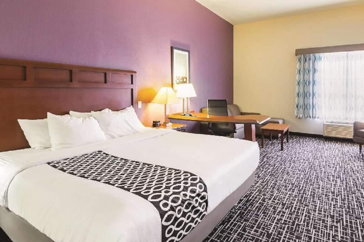 Ropa de cama de alta calidad, camas con pillow-top y escritorio