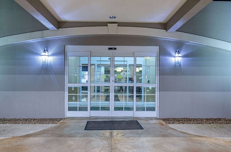Exterior. La Quinta Inn & Suites by Wyndham Bowling Green