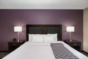 Premium bedding, pillow-top beds, desk, iron/ironing board - La Quinta Inn & Suites by Wyndham Blue Springs (Blue Springs)