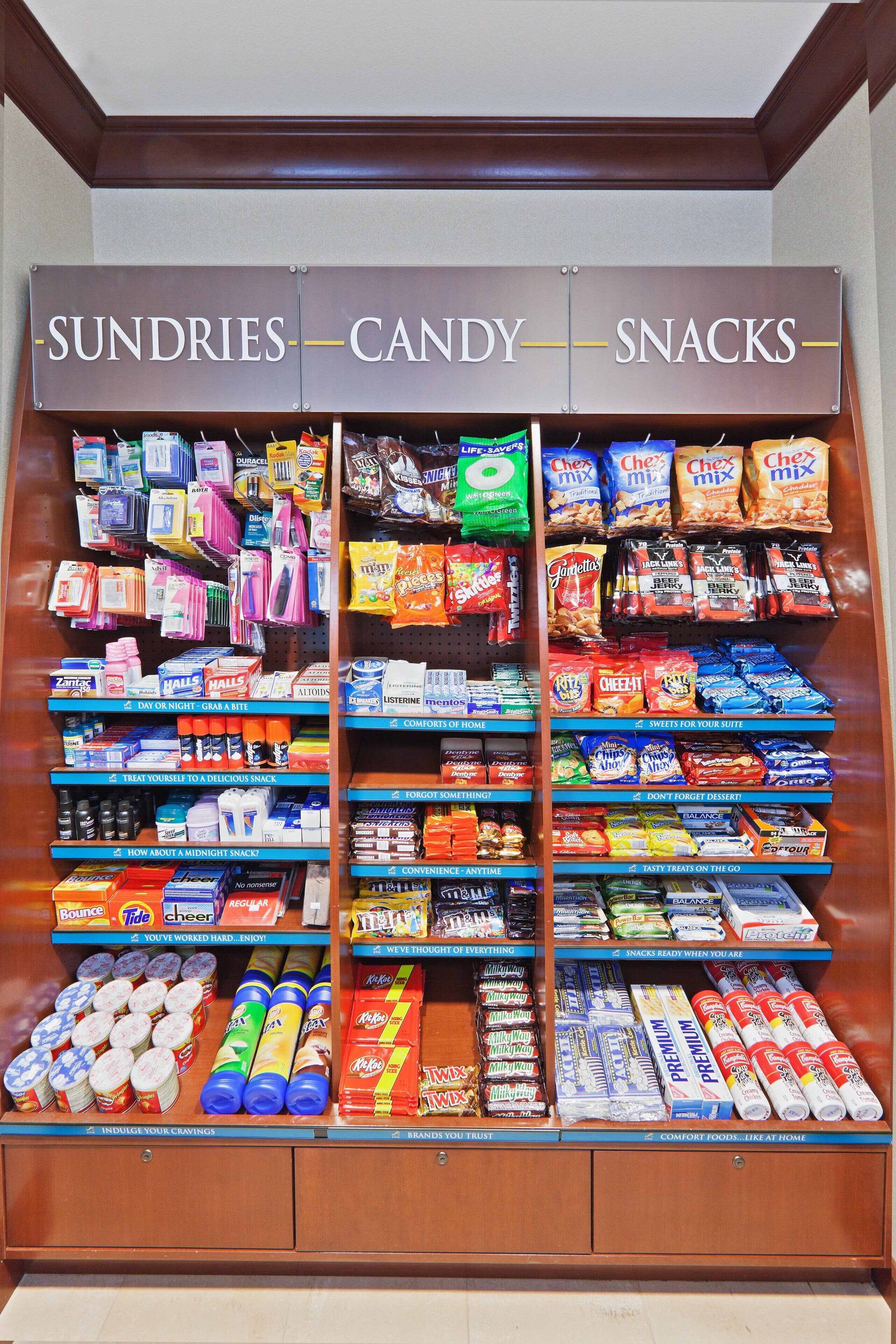 Eine Auswahl an Kleinigkeiten, Süßigkeiten und Snacks in einem Laden.