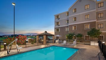 Piscina externa, funciona das 10h às 22h, guarda-sóis, espreguiçadeiras