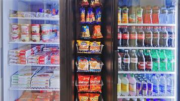Exposição refrigerada de lanches e bebidas embaladas.